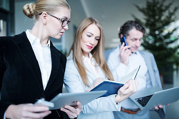 포토 JPG 서양인 응시 여자 남자 40대 중년 비즈니스 실내 들기 사람 빌딩 상반신 20대 성인 앞모습 옆모습 세명 30대 노트북 스마트폰 태블릿 사무실 공책 통화 성인만 국내포토 외국인 시선 뷰포인트 모션 문구용품 청년 내부 건물 장년 전자제품 핸드폰 스마트기기 파일형식