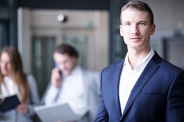 포토 JPG 서양인 응시 여자 남자 40대 중년 비즈니스 실내 들기 사람 정장 빌딩 상반신 20대 성인 앞모습 세명 30대 노트북 사무실 공책 엘리베이터 통화 국내포토 외국인 시선 옷 뷰포인트 모션 문구용품 청년 내부 건물 장년 전자제품 파일형식