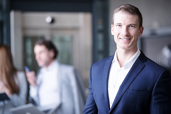 포토 JPG 서양인 응시 여자 남자 40대 중년 비즈니스 실내 서기 미소 들기 사람 빌딩 상반신 20대 성인 앞모습 옆모습 세명 30대 노트북 스마트폰 사무실 엘리베이터 국내포토 외국인 시선 뷰포인트 모션 표정 청년 내부 건물 장년 전자제품 핸드폰 스마트기기 파일형식