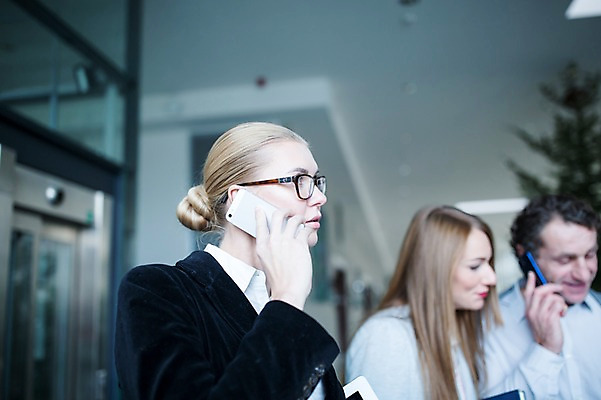 포토 JPG 서양인 응시 여자 남자 40대 중년 비즈니스 실내 서기 미소 사람 빌딩 상반신 20대 성인 옆모습 세명 30대 스마트폰 사무실 엘리베이터 통화 성인만 국내포토 외국인 시선 뷰포인트 모션 표정 청년 내부 건물 장년 핸드폰 스마트기기 파일형식