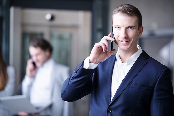 포토 JPG 서양인 응시 여자 남자 40대 중년 비즈니스 실내 미소 사람 빌딩 상반신 20대 성인 앞모습 옆모습 세명 30대 노트북 스마트폰 사무실 엘리베이터 통화 성인만 국내포토 외국인 시선 뷰포인트 모션 표정 청년 내부 건물 장년 전자제품 핸드폰 스마트기기 파일형식