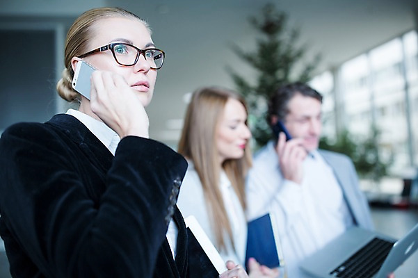 포토 JPG 서양인 응시 여자 남자 40대 중년 비즈니스 창문 실내 서기 들기 사람 빌딩 상반신 20대 성인 옆모습 세명 30대 노트북 태블릿 사무실 공책 통화 성인만 국내포토 외국인 시선 뷰포인트 모션 문구용품 청년 내부 건물 장년 전자제품 스마트기기 파일형식