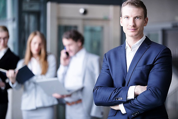 포토 JPG 서양인 응시 여자 남자 40대 중년 비즈니스 실내 서기 사람 빌딩 여러명 상반신 20대 성인 앞모습 옆모습 아웃포커스 30대 노트북 사무실 팔짱 공책 엘리베이터 리더 통화 성인만 팀장 국내포토 외국인 시선 뷰포인트 다수 모션 문구용품 촬영기법 청년 내부 건물 장년 전자제품 파일형식