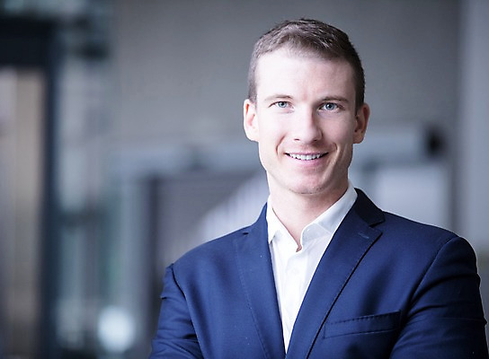 포토 JPG 서양인 응시 남자 비즈니스 실내 한명 미소 사람 근접촬영 빌딩 상반신 성인 앞모습 30대 사무실 성인남자한명만 국내포토 외국인 1 시선 뷰포인트 표정 내부 건물 장년 남자한명만 성인남자만 파일형식