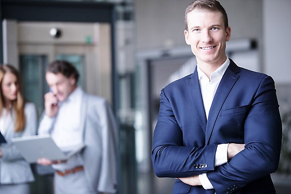 포토 JPG 서양인 응시 여자 남자 40대 중년 비즈니스 실내 서기 미소 사람 빌딩 상반신 20대 성인 앞모습 세명 30대 노트북 사무실 팔짱 엘리베이터 통화 국내포토 외국인 시선 뷰포인트 모션 표정 청년 내부 건물 장년 전자제품 파일형식