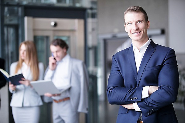 포토 JPG 서양인 응시 여자 남자 40대 중년 비즈니스 실내 서기 미소 들기 사람 정장 빌딩 상반신 20대 성인 앞모습 세명 30대 노트북 사무실 팔짱 공책 엘리베이터 통화 국내포토 외국인 시선 옷 뷰포인트 모션 문구용품 표정 청년 내부 건물 장년 전자제품 파일형식