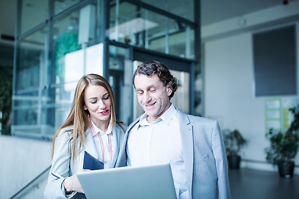 포토 JPG 서양인 응시 여자 남자 40대 중년 비즈니스 실내 미소 들기 사람 빌딩 상반신 20대 성인 두명 앞모습 노트북 사무실 공책 엘리베이터 성인만 국내포토 외국인 시선 뷰포인트 모션 문구용품 표정 청년 내부 건물 전자제품 파일형식