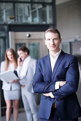 포토 JPG 서양인 응시 여자 남자 40대 중년 비즈니스 실내 서기 미소 사람 빌딩 상반신 20대 성인 앞모습 옆모습 세명 30대 노트북 사무실 팔짱 엘리베이터 국내포토 외국인 시선 뷰포인트 모션 표정 청년 내부 건물 장년 전자제품 파일형식