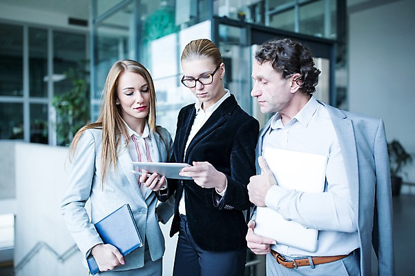 포토 JPG 서양인 응시 여자 남자 40대 중년 비즈니스 실내 서기 사람 빌딩 상반신 20대 성인 옆모습 세명 30대 노트북 태블릿 사무실 공책 엘리베이터 성인만 국내포토 외국인 시선 뷰포인트 모션 문구용품 청년 내부 건물 장년 전자제품 스마트기기 파일형식