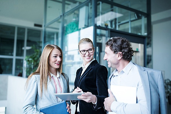 포토 JPG 서양인 여자 남자 40대 중년 비즈니스 실내 대화 서기 미소 들기 사람 빌딩 상반신 20대 성인 옆모습 세명 30대 노트북 태블릿 사무실 공책 엘리베이터 성인만 국내포토 외국인 뷰포인트 모션 문구용품 표정 말하기 청년 내부 건물 장년 전자제품 스마트기기 파일형식