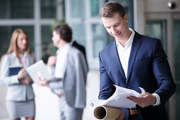 포토 JPG 서양인 응시 여자 남자 종이 40대 중년 비즈니스 실내 대화 서기 미소 사람 빌딩 여러명 상반신 20대 성인 앞모습 옆모습 아웃포커스 30대 노트북 사무실 마주보기 공책 리더 문서 서류통 성인만 팀장 국내포토 외국인 시선 뷰포인트 다수 모션 문구용품 촬영기법 표정 말하기 청년 내부 건물 장년 전자제품 사무용품 파일형식