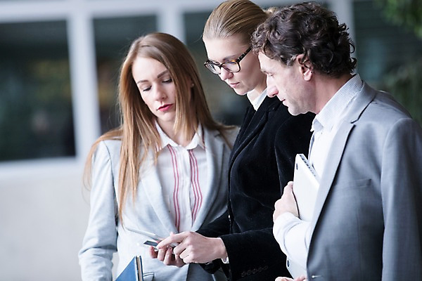 포토 JPG 서양인 응시 여자 남자 40대 중년 비즈니스 실내 서기 들기 사람 빌딩 상반신 20대 성인 앞모습 옆모습 세명 30대 노트북 태블릿 사무실 공책 성인만 국내포토 외국인 시선 뷰포인트 모션 문구용품 청년 내부 건물 장년 전자제품 스마트기기 파일형식