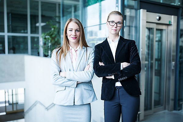 포토 JPG 서양인 외국인 여자 비즈니스 실내 서기 미소 사람 빌딩 상반신 20대 성인 두명 앞모습 30대 사무실 팔짱 비즈니스우먼 엘리베이터 성인여자만 국내포토 뷰포인트 모션 표정 인종 청년 내부 건물 장년 직장인 여자만 성인만 파일형식