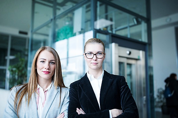 포토 JPG 서양인 외국인 응시 여자 비즈니스 실내 서기 사람 빌딩 상반신 20대 성인 두명 앞모습 30대 사무실 팔짱 비즈니스우먼 엘리베이터 성인여자만 국내포토 시선 뷰포인트 모션 인종 청년 내부 건물 장년 직장인 여자만 성인만 파일형식