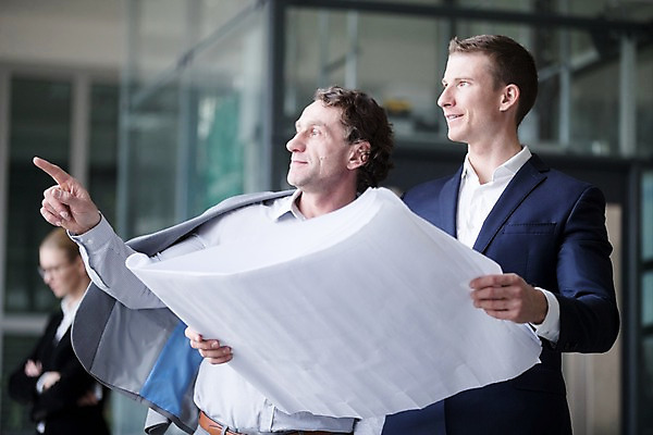 포토 JPG 서양인 응시 여자 남자 종이 40대 중년 비즈니스 실내 서기 미소 들기 사람 빌딩 상반신 성인 옆모습 세명 30대 사무실 팔짱 가리킴 문서 국내포토 외국인 시선 뷰포인트 모션 표정 손짓 내부 건물 장년 파일형식