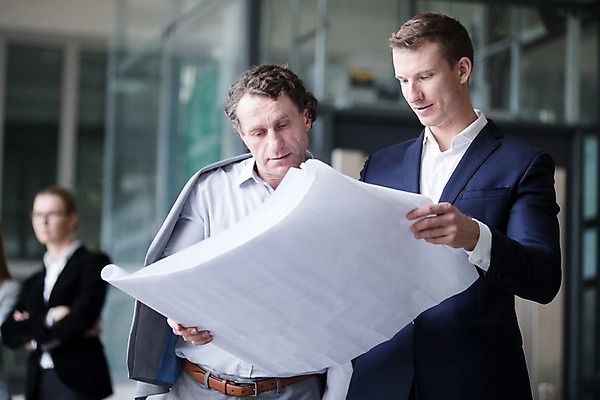 포토 JPG 서양인 응시 여자 남자 종이 40대 중년 비즈니스 실내 서기 사람 빌딩 여러명 상반신 성인 앞모습 아웃포커스 30대 사무실 팔짱 잡기 문서 성인만 국내포토 외국인 시선 뷰포인트 다수 모션 촬영기법 내부 건물 장년 파일형식