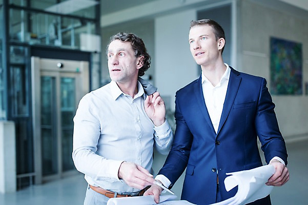 포토 JPG 서양인 응시 남자 종이 40대 중년 비즈니스 실내 들기 사람 빌딩 상반신 성인 두명 앞모습 30대 사무실 펜 가리킴 엘리베이터 문서 남자만 국내포토 외국인 시선 뷰포인트 모션 손짓 내부 건물 장년 필기구 파일형식