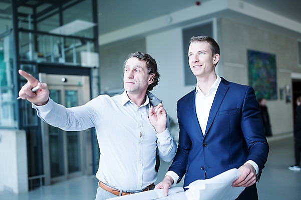 포토 JPG 서양인 응시 남자 종이 40대 중년 비즈니스 실내 서기 미소 들기 사람 빌딩 상반신 성인 두명 앞모습 30대 사무실 가리킴 문서 남자만 국내포토 외국인 시선 뷰포인트 모션 표정 손짓 내부 건물 장년 파일형식