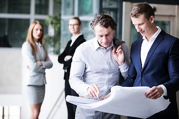 포토 JPG 서양인 응시 여자 남자 종이 40대 중년 비즈니스 서기 사람 빌딩 여러명 상반신 20대 성인 야외 앞모습 옆모습 30대 사무실 펜 팔짱 가리킴 잡기 문서 성인만 국내포토 외국인 시선 뷰포인트 다수 모션 손짓 청년 건물 장년 필기구 파일형식