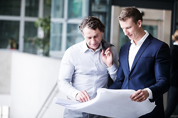 포토 JPG 서양인 응시 남자 종이 40대 중년 비즈니스 서기 사람 빌딩 상반신 성인 야외 두명 앞모습 30대 사무실 잡기 문서 남자만 국내포토 외국인 시선 뷰포인트 모션 건물 장년 파일형식