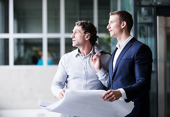 포토 JPG 서양인 응시 남자 종이 40대 중년 비즈니스 서기 사람 빌딩 상반신 성인 야외 두명 옆모습 30대 사무실 잡기 문서 남자만 국내포토 외국인 시선 뷰포인트 모션 건물 장년 파일형식