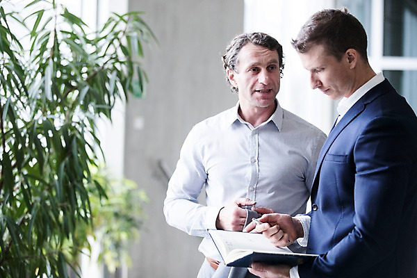 포토 JPG 서양인 응시 남자 40대 중년 비즈니스 실내 대화 서기 사람 정장 빌딩 상반신 성인 두명 앞모습 옆모습 30대 펜 공책 남자만 국내포토 외국인 시선 옷 뷰포인트 모션 문구용품 말하기 내부 건물 장년 필기구 파일형식