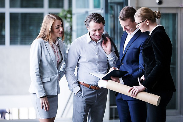 포토 JPG 서양인 응시 여자 남자 종이 40대 중년 비즈니스 창문 미소 들기 사람 정장 빌딩 여러명 상반신 20대 성인 야외 앞모습 옆모습 30대 공책 문서 서류통 성인만 국내포토 외국인 시선 옷 뷰포인트 다수 모션 문구용품 표정 청년 건물 장년 사무용품 파일형식