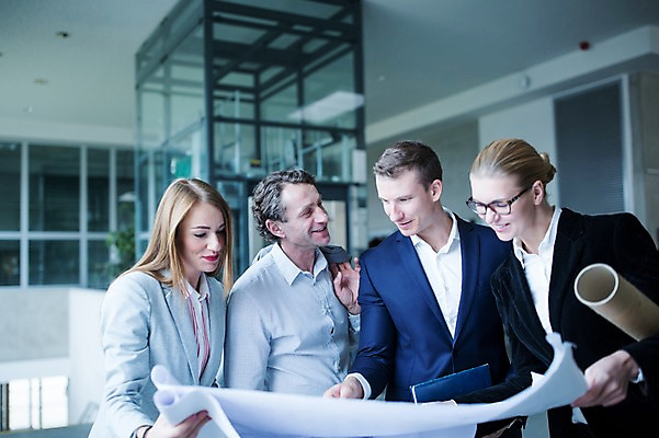 포토 JPG 서양인 응시 여자 남자 종이 40대 중년 비즈니스 창문 실내 미소 들기 사람 정장 빌딩 여러명 상반신 20대 성인 앞모습 30대 공책 가리킴 문서 서류통 성인만 국내포토 외국인 시선 옷 뷰포인트 다수 모션 문구용품 표정 손짓 청년 내부 건물 장년 사무용품 파일형식