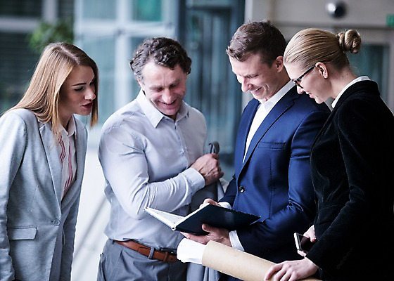 포토 JPG 서양인 응시 여자 남자 40대 중년 비즈니스 서기 미소 사람 정장 빌딩 여러명 상반신 20대 성인 야외 앞모습 옆모습 30대 공책 서류통 성인만 내려보기 국내포토 외국인 시선 옷 뷰포인트 다수 모션 문구용품 표정 청년 건물 장년 사무용품 파일형식