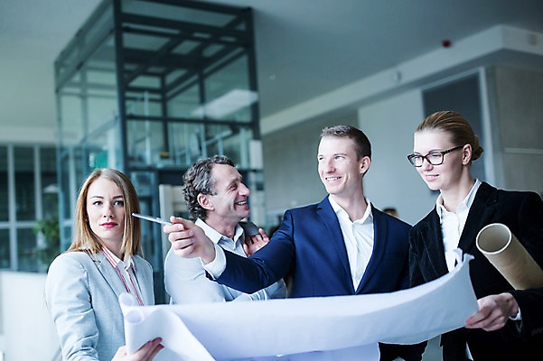 포토 JPG 서양인 응시 여자 남자 종이 40대 중년 비즈니스 미소 사람 정장 빌딩 여러명 상반신 20대 성인 야외 앞모습 옆모습 30대 펜 가리킴 잡기 문서 서류통 성인만 국내포토 외국인 시선 옷 뷰포인트 다수 모션 표정 손짓 청년 건물 장년 필기구 사무용품 파일형식