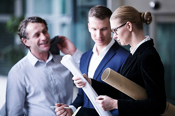 포토 JPG 서양인 응시 여자 남자 종이 40대 중년 비즈니스 서기 들기 사람 정장 빌딩 상반신 20대 성인 야외 앞모습 옆모습 세명 30대 펜 공책 서류통 성인만 국내포토 외국인 시선 옷 뷰포인트 모션 문구용품 청년 건물 장년 필기구 사무용품 파일형식