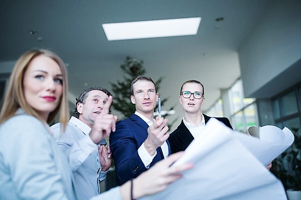 포토 JPG 서양인 응시 여자 남자 종이 40대 중년 비즈니스 전등 실내 사람 정장 빌딩 여러명 상반신 20대 성인 앞모습 옆모습 30대 펜 가리킴 문서 성인만 국내포토 외국인 시선 옷 뷰포인트 다수 조명 손짓 청년 내부 건물 장년 필기구 파일형식