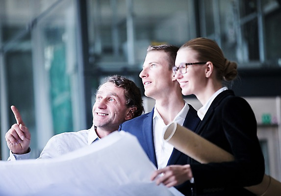 포토 JPG 서양인 응시 여자 남자 40대 중년 비즈니스 서기 미소 사람 정장 빌딩 여러명 상반신 20대 성인 야외 옆모습 30대 가리킴 문서 서류통 성인만 국내포토 외국인 시선 옷 뷰포인트 다수 모션 표정 손짓 청년 건물 장년 사무용품 파일형식