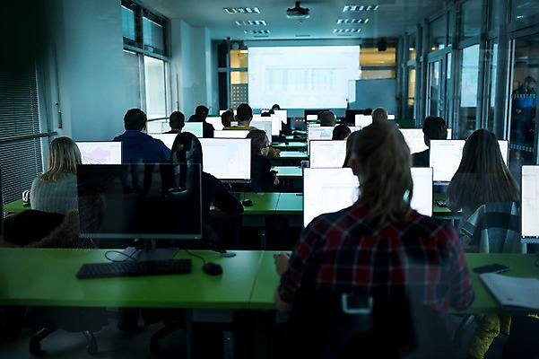 포토 JPG 서양인 응시 여자 남자 비즈니스 실내 사람 앉기 빌딩 여러명 상반신 성인 뒷모습 스크린 모니터 키보드 마우스 책상 성인만 국내포토 외국인 시선 뷰포인트 가구 다수 모션 내부 건물 컴퓨터 컴퓨터용품 파일형식