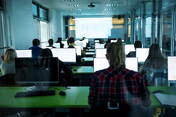 포토 JPG 서양인 응시 여자 남자 비즈니스 실내 사람 앉기 빌딩 여러명 상반신 성인 뒷모습 컴퓨터 스크린 모니터 키보드 책상 성인만 국내포토 외국인 시선 뷰포인트 가구 다수 모션 내부 건물 전자제품 파일형식