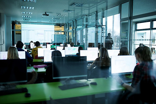 포토 JPG 서양인 응시 여자 남자 비즈니스 창문 실내 사람 앉기 빌딩 여러명 상반신 성인 뒷모습 컴퓨터 스크린 모니터 책상 성인만 국내포토 외국인 시선 뷰포인트 가구 다수 모션 내부 건물 전자제품 파일형식