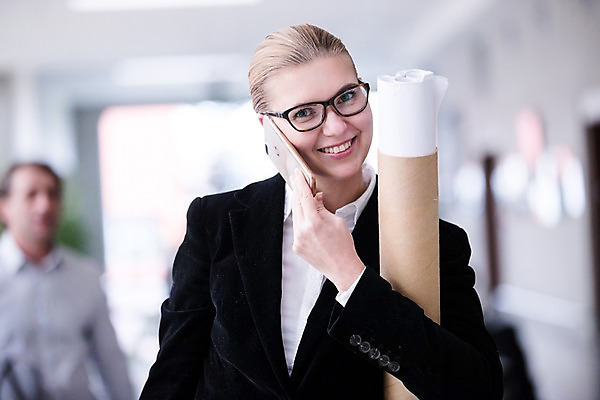 포토 JPG 서양인 응시 여자 남자 40대 중년 비즈니스 실내 미소 사람 정장 빌딩 상반신 성인 두명 앞모습 30대 스마트폰 문서 통화 서류통 성인만 국내포토 외국인 시선 옷 뷰포인트 모션 표정 내부 건물 장년 핸드폰 스마트기기 사무용품 파일형식