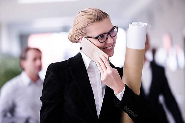 포토 JPG 서양인 여자 남자 40대 중년 비즈니스 실내 미소 사람 정장 빌딩 상반신 성인 앞모습 세명 30대 스마트폰 걷기 문서 통화 서류통 종이뭉치 국내포토 외국인 옷 종이 뷰포인트 모션 표정 내부 건물 장년 핸드폰 스마트기기 사무용품 뭉치 파일형식