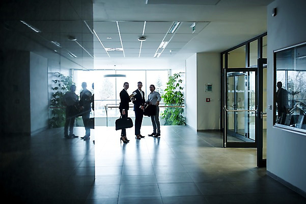 포토 JPG 전신 서양인 응시 여자 남자 40대 중년 가방 비즈니스 창문 실내 서기 들기 사람 정장 빌딩 성인 앞모습 옆모습 세명 30대 복도 문서 서류통 성인만 국내포토 외국인 시선 잡화 옷 뷰포인트 모션 내부 건물 장년 사무용품 파일형식