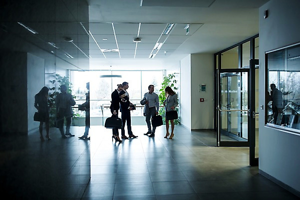 포토 JPG 전신 서양인 응시 여자 남자 40대 중년 가방 비즈니스 실내 서기 들기 사람 정장 빌딩 여러명 20대 성인 옆모습 30대 문 공책 복도 창가 문서 서류통 성인만 국내포토 외국인 시선 잡화 옷 뷰포인트 다수 창문 모션 문구용품 청년 내부 건물 장년 사무용품 파일형식