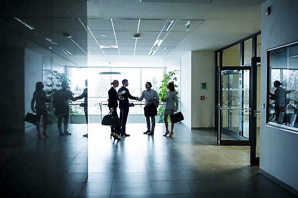 포토 JPG 전신 서양인 여자 남자 40대 중년 가방 비즈니스 악수 실내 서기 들기 사람 정장 빌딩 여러명 20대 성인 옆모습 30대 문 마주보기 공책 복도 문서 서류통 성인만 국내포토 외국인 잡화 옷 뷰포인트 다수 모션 문구용품 손짓 청년 내부 건물 장년 사무용품 파일형식