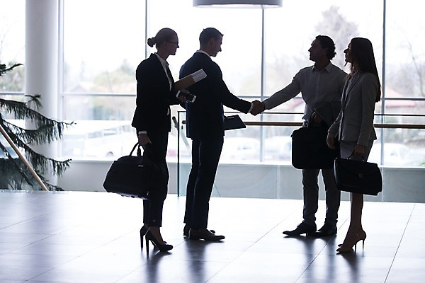 포토 JPG 전신 서양인 여자 남자 40대 중년 가방 비즈니스 악수 실내 서기 들기 사람 정장 빌딩 여러명 20대 성인 옆모습 30대 스마트폰 공책 창가 문서 서류통 성인만 국내포토 외국인 잡화 옷 뷰포인트 다수 창문 모션 문구용품 손짓 청년 내부 건물 장년 핸드폰 스마트기기 사무용품 파일형식