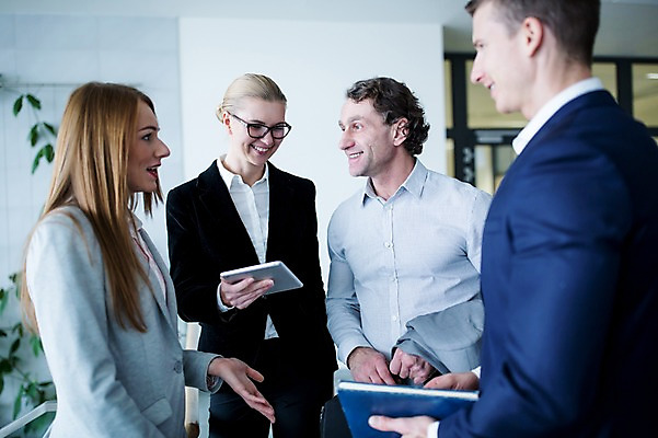 포토 JPG 서양인 응시 여자 남자 40대 중년 비즈니스 실내 대화 미소 사람 정장 빌딩 여러명 상반신 20대 성인 앞모습 옆모습 30대 태블릿 마주보기 공책 성인만 국내포토 외국인 시선 옷 뷰포인트 다수 모션 문구용품 표정 말하기 청년 내부 건물 장년 전자제품 스마트기기 파일형식