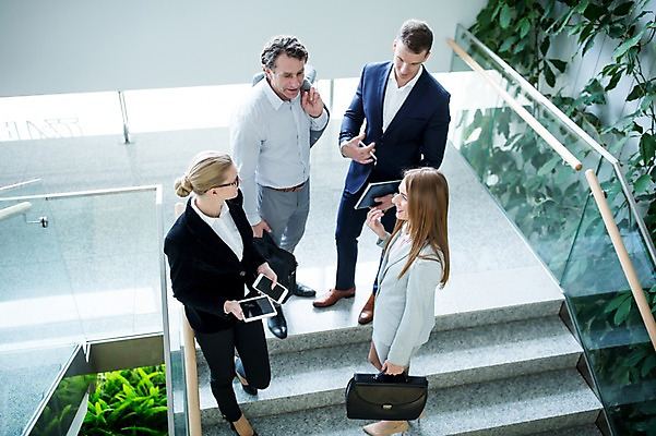포토 JPG 전신 서양인 응시 여자 남자 40대 중년 가방 비즈니스 난간 실내 대화 서기 미소 들기 사람 정장 빌딩 여러명 20대 성인 앞모습 옆모습 30대 스마트폰 태블릿 펜 계단 공책 기댐 성인만 국내포토 외국인 시선 잡화 옷 뷰포인트 다수 모션 문구용품 표정 말하기 청년 내부 건물 장년 전자제품 핸드폰 스마트기기 필기구 파일형식