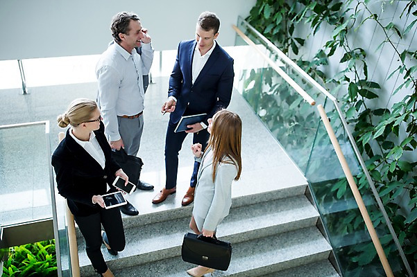 포토 JPG 전신 서양인 여자 남자 40대 중년 가방 비즈니스 실내 대화 서기 미소 들기 사람 정장 빌딩 여러명 20대 성인 앞모습 옆모습 30대 스마트폰 태블릿 계단 공책 성인만 국내포토 외국인 잡화 옷 뷰포인트 다수 모션 문구용품 표정 말하기 청년 내부 건물 장년 전자제품 핸드폰 스마트기기 파일형식