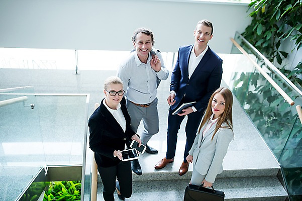 포토 JPG 전신 서양인 응시 여자 남자 40대 중년 가방 비즈니스 실내 서기 미소 들기 사람 정장 빌딩 여러명 20대 성인 앞모습 옆모습 30대 스마트폰 태블릿 펜 계단 공책 올려보기 성인만 국내포토 외국인 시선 잡화 옷 뷰포인트 다수 모션 문구용품 표정 청년 내부 건물 장년 전자제품 핸드폰 스마트기기 필기구 파일형식