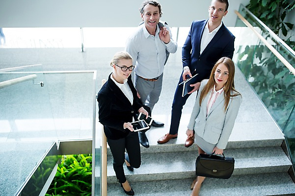 포토 JPG 전신 서양인 응시 여자 남자 40대 중년 가방 비즈니스 실내 서기 미소 들기 사람 정장 빌딩 여러명 20대 성인 앞모습 30대 스마트폰 하이앵글 태블릿 펜 계단 공책 올려보기 성인만 국내포토 외국인 시선 잡화 옷 뷰포인트 다수 모션 문구용품 표정 청년 내부 건물 장년 전자제품 핸드폰 스마트기기 필기구 파일형식