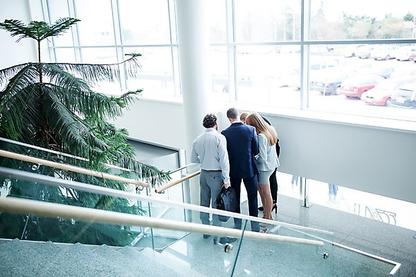 포토 JPG 전신 서양인 응시 여자 남자 40대 중년 가방 비즈니스 실내 대화 서기 들기 사람 정장 빌딩 여러명 20대 성인 뒷모습 30대 계단 기둥 창가 성인만 국내포토 외국인 시선 잡화 옷 건축 뷰포인트 다수 창문 모션 말하기 청년 내부 건물 장년 파일형식