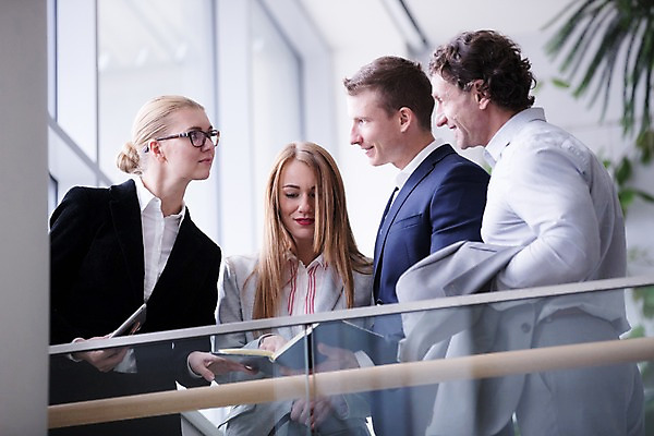 포토 JPG 서양인 응시 여자 남자 40대 중년 비즈니스 난간 실내 대화 미소 사람 정장 빌딩 여러명 상반신 20대 성인 앞모습 옆모습 30대 공책 가리킴 창가 성인만 국내포토 외국인 시선 옷 뷰포인트 다수 창문 문구용품 표정 말하기 손짓 청년 내부 건물 장년 파일형식