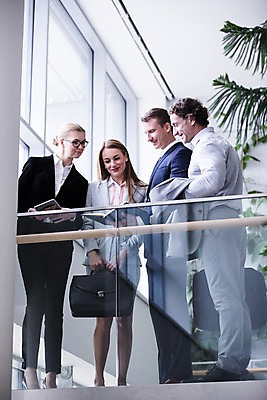 포토 JPG 전신 서양인 응시 여자 남자 40대 중년 가방 비즈니스 실내 서기 미소 들기 사람 정장 빌딩 여러명 20대 성인 앞모습 옆모습 30대 공책 창가 2층 성인만 국내포토 외국인 시선 잡화 옷 뷰포인트 다수 창문 모션 문구용품 표정 청년 내부 건물 장년 층 파일형식